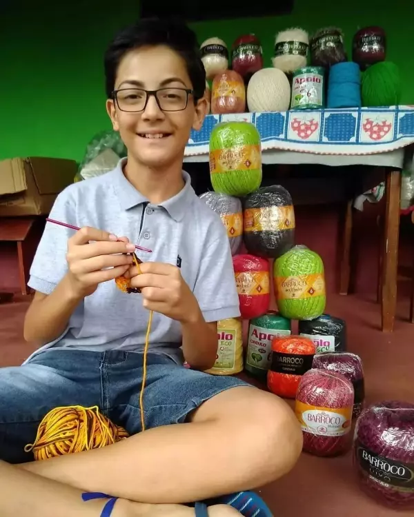 13歲男孩愛編織,遭到排擠,卻吸粉34萬!當你用心做一件事,全世界都在幫你!