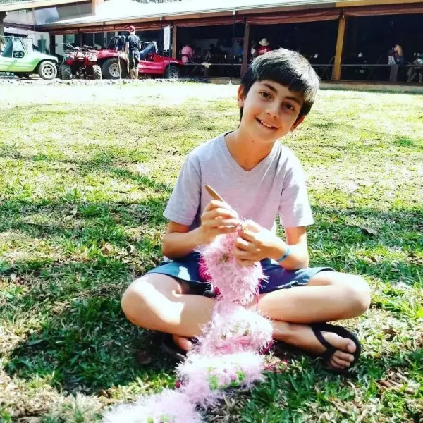 13歲男孩愛編織,遭到排擠,卻吸粉34萬!當你用心做一件事,全世界都在幫你!