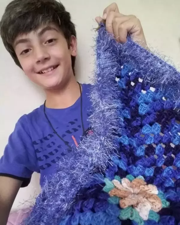13歲男孩愛編織,遭到排擠,卻吸粉34萬!當你用心做一件事,全世界都在幫你!