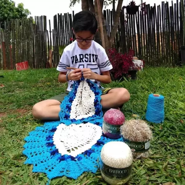 13歲男孩愛編織,遭到排擠,卻吸粉34萬!當你用心做一件事,全世界都在幫你!