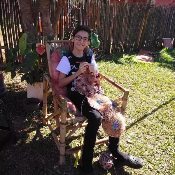 13歲男孩愛編織,遭到排擠,卻吸粉34萬!當你用心做一件事,全世界都在幫你!