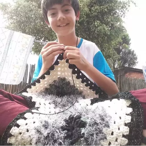 13歲男孩愛編織,遭到排擠,卻吸粉34萬!當你用心做一件事,全世界都在幫你!
