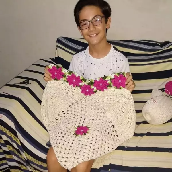 13歲男孩愛編織,遭到排擠,卻吸粉34萬!當你用心做一件事,全世界都在幫你!
