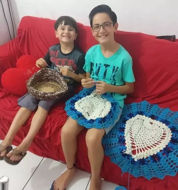 13歲男孩愛編織,遭到排擠,卻吸粉34萬!當你用心做一件事,全世界都在幫你!