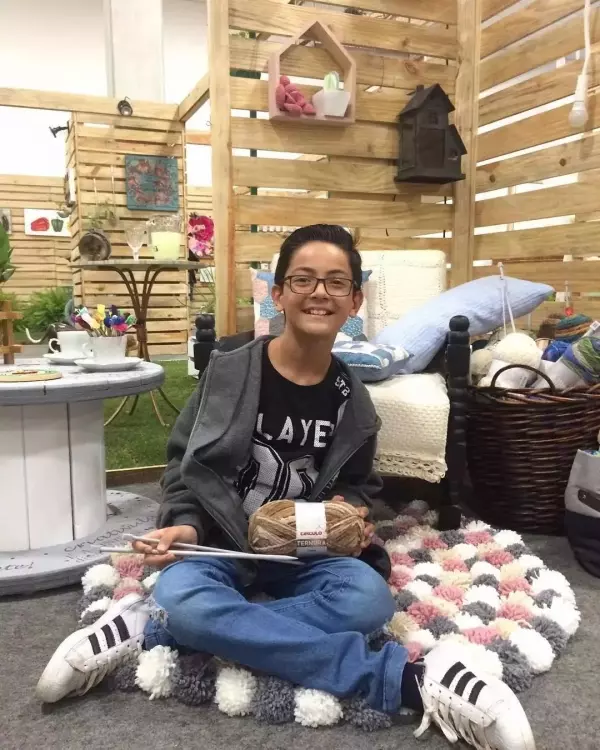 13歲男孩愛編織,遭到排擠,卻吸粉34萬!當你用心做一件事,全世界都在幫你!