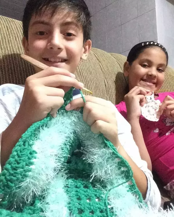 13歲男孩愛編織,遭到排擠,卻吸粉34萬!當你用心做一件事,全世界都在幫你!