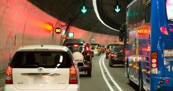 國道閃大燈請讓路?警:不可以!罰緩3-6000,但是警察教你用一招對付烏龜車,超好用!