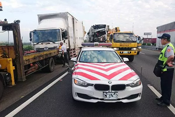 國道閃大燈請讓路?警:不可以!罰緩3-6000,但是警察教你用一招對付烏龜車,超好用!