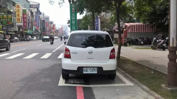 國道閃大燈請讓路?警:不可以!罰緩3-6000,但是警察教你用一招對付烏龜車,超好用!