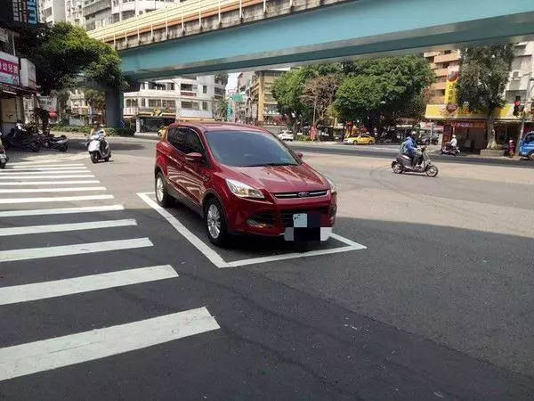 國道閃大燈請讓路?警:不可以!罰緩3-6000,但是警察教你用一招對付烏龜車,超好用!