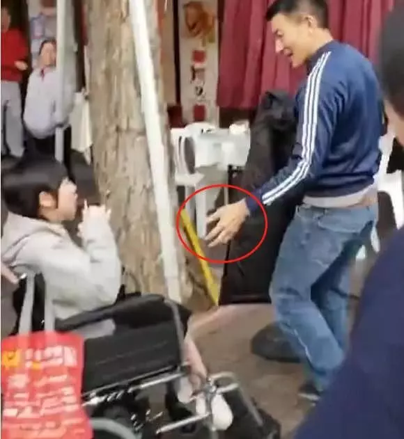 劉德華在片場拍戲,遇到一位殘疾粉絲,這個動作太暖心了!