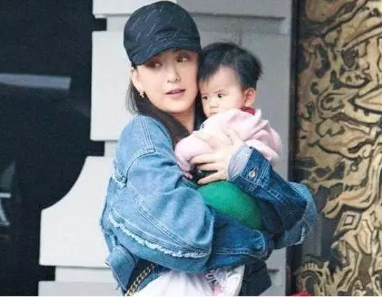 郭富城罕見攜妻女出席活動,女兒正面照曝光,像極了洋娃娃,網友:難怪一直把女兒藏起來~
