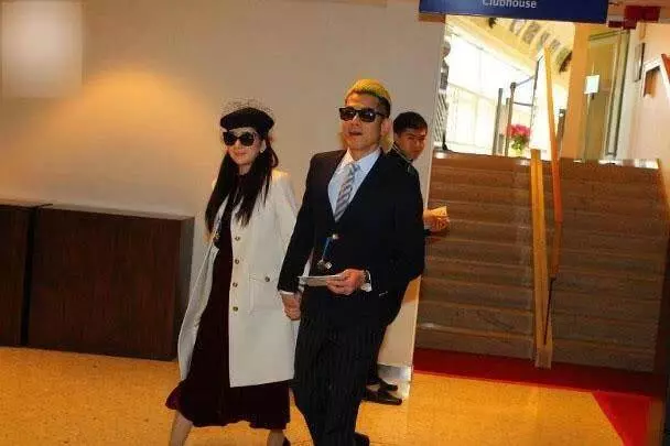 郭富城罕見攜妻女出席活動,女兒正面照曝光,像極了洋娃娃,網友:難怪一直把女兒藏起來~
