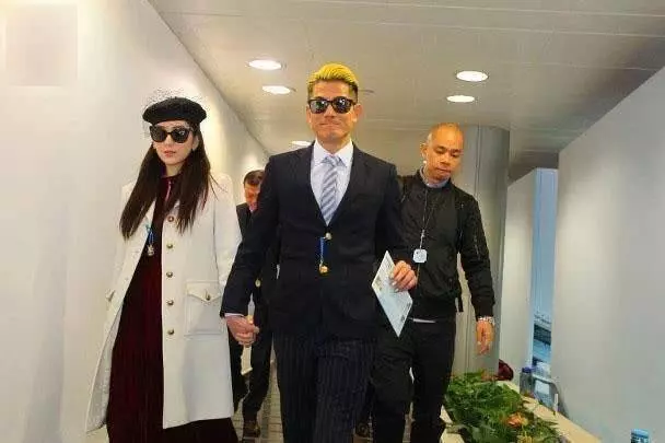 郭富城罕見攜妻女出席活動,女兒正面照曝光,像極了洋娃娃,網友:難怪一直把女兒藏起來~