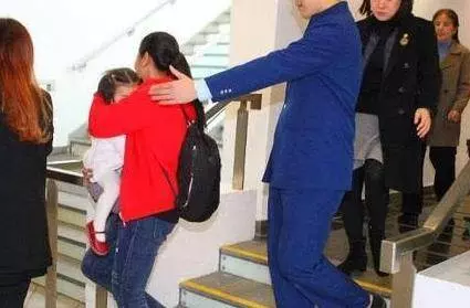 郭富城罕見攜妻女出席活動,女兒正面照曝光,像極了洋娃娃,網友:難怪一直把女兒藏起來~