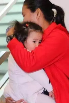 郭富城罕見攜妻女出席活動,女兒正面照曝光,像極了洋娃娃,網友:難怪一直把女兒藏起來~