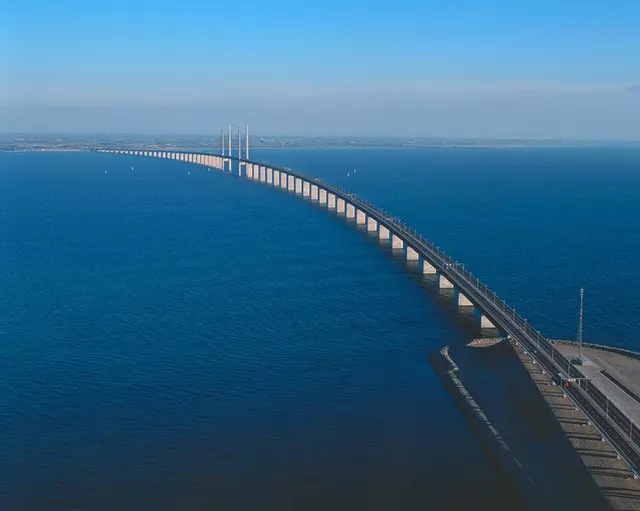 這條跨海大橋開到海中間怎麼就突然消失了不見了呢?原來這是連通兩個國家的重要秘密所在!太震驚啦!