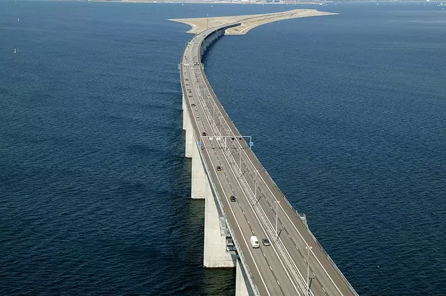 這條跨海大橋開到海中間怎麼就突然消失了不見了呢?原來這是連通兩個國家的重要秘密所在!太震驚啦!