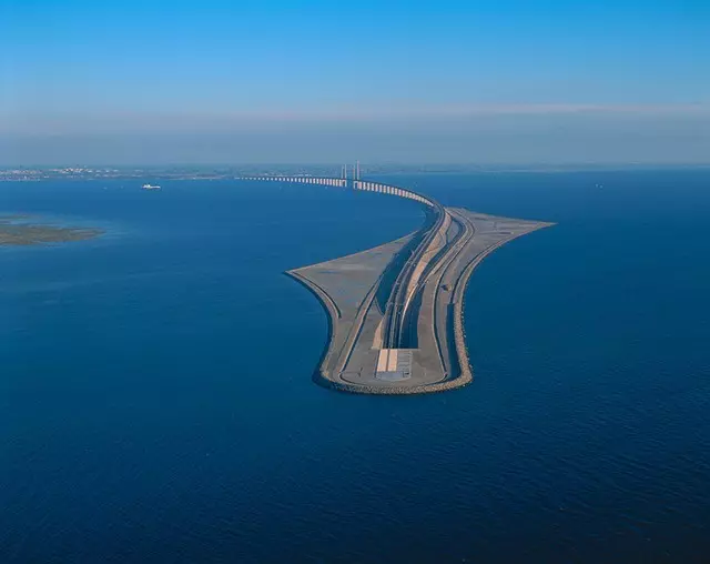 這條跨海大橋開到海中間怎麼就突然消失了不見了呢?原來這是連通兩個國家的重要秘密所在!太震驚啦!