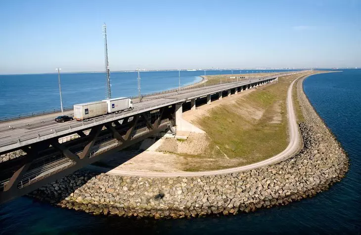 這條跨海大橋開到海中間怎麼就突然消失了不見了呢?原來這是連通兩個國家的重要秘密所在!太震驚啦!