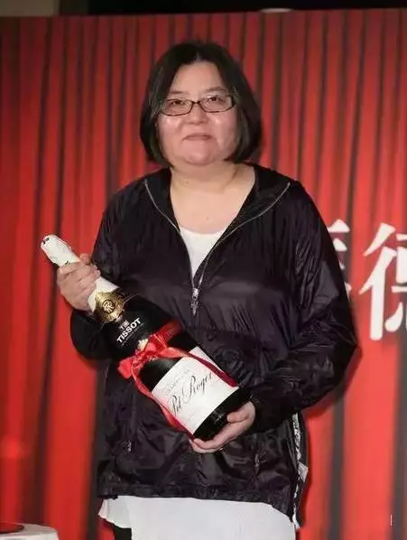 已逝女星陳寶蓮的兒子長大了!當年被寬姐霸氣收養的他,如今竟然主動說要改姓!