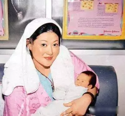 已逝女星陳寶蓮的兒子長大了!當年被寬姐霸氣收養的他,如今竟然主動說要改姓!
