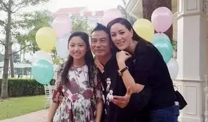 任達華妻女逛街被拍,13歲女兒駝背嚴重,51歲妻子風韻猶在~