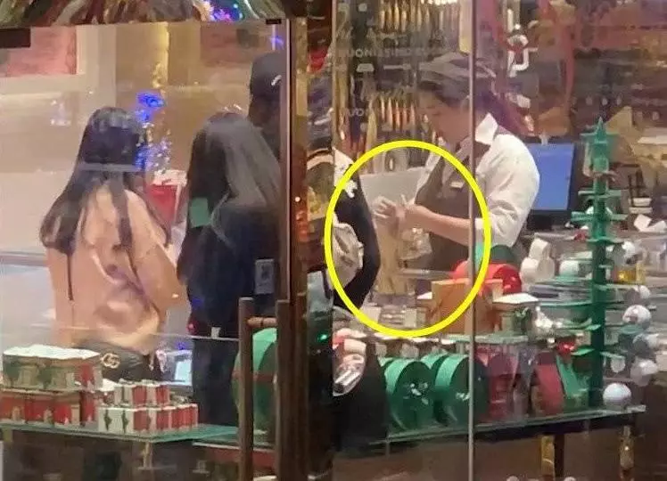 任達華妻女逛街被拍,13歲女兒駝背嚴重,51歲妻子風韻猶在~