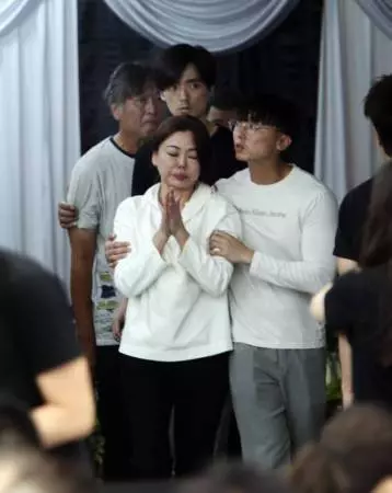 為何選擇海葬?馮偉衷曾透露不愛麻煩人, 不希望年邁雙親每年拜祭他~