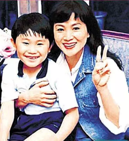 藏了12年,鳳飛飛獨子近照曝光,濃眉大眼很像母親!網友:想起就讓人感慨萬千!