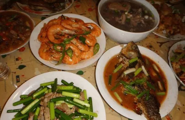 懷孕後老公再沒讓我做過飯,直到有天,收垃圾大嬸哭著叫我快離婚