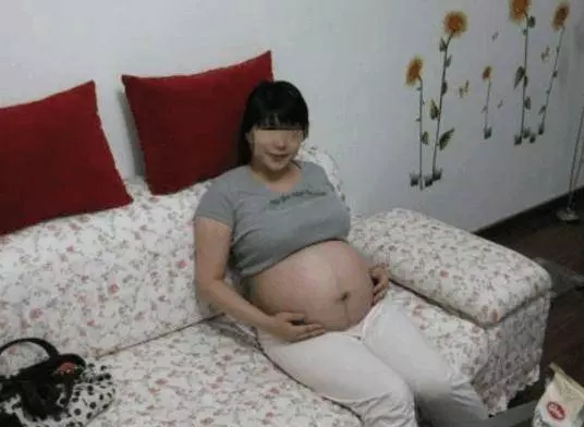 懷孕後老公再沒讓我做過飯,直到有天,收垃圾大嬸哭著叫我快離婚