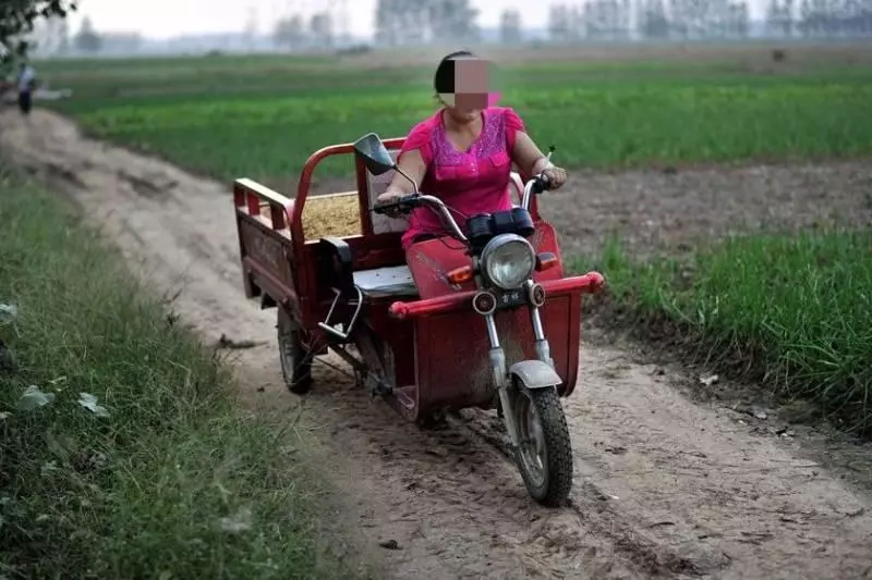 村婦收留拾荒老太,還花9萬救她一命,老人三個兒子開豪車來感恩