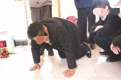 村婦收留拾荒老太,還花9萬救她一命,老人三個兒子開豪車來感恩