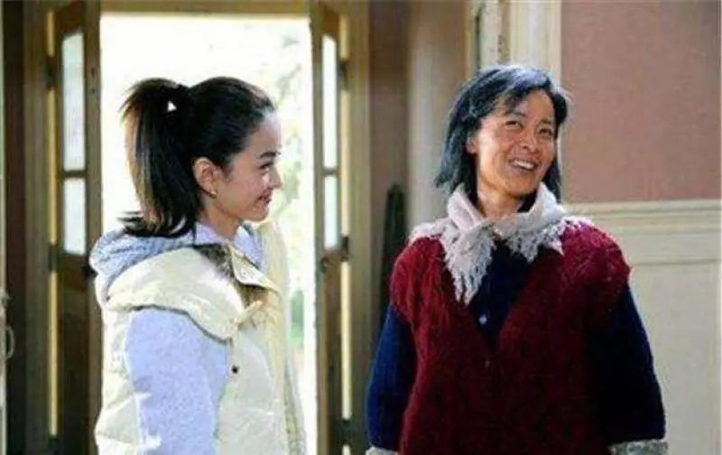 我離婚當天,母親不許我和三歲女兒進門,15年後,母親向我求助