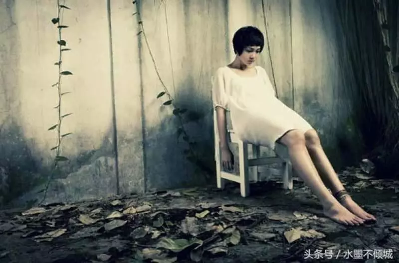 我離婚當天,母親不許我和三歲女兒進門,15年後,母親向我求助