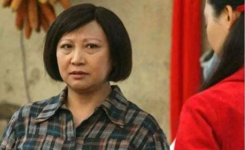 我離婚當天,母親不許我和三歲女兒進門,15年後,母親向我求助