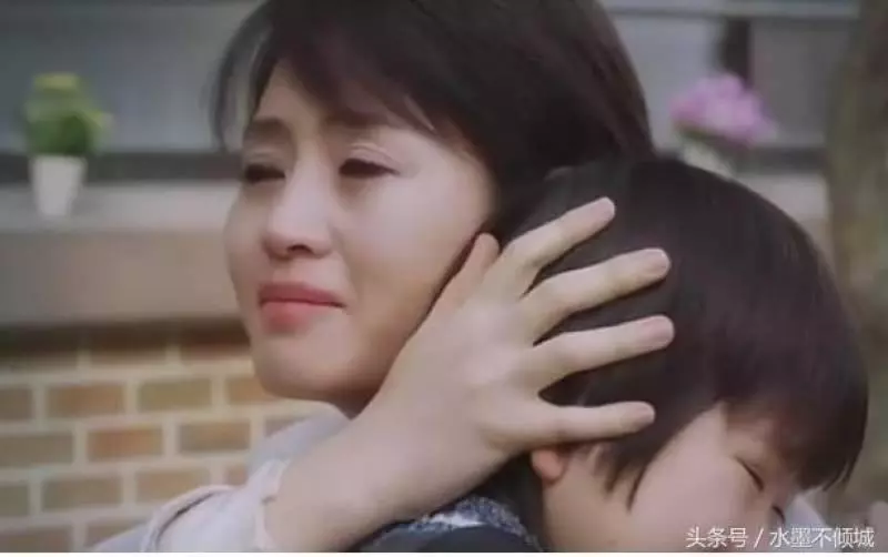 我離婚當天,母親不許我和三歲女兒進門,15年後,母親向我求助