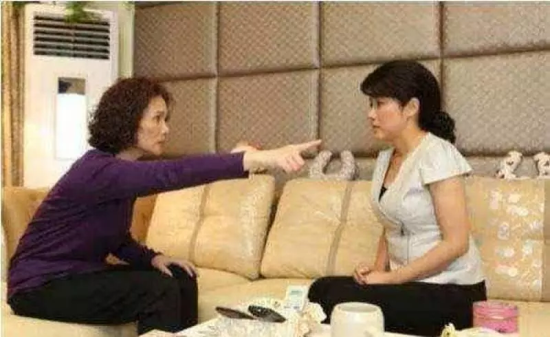 我離婚當天,母親不許我和三歲女兒進門,15年後,母親向我求助