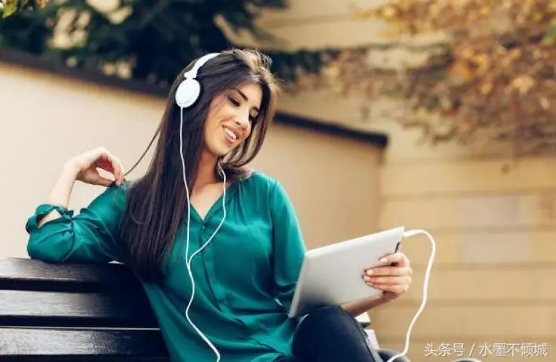 我離婚當天,母親不許我和三歲女兒進門,15年後,母親向我求助