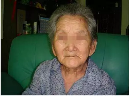 老婦分家產,破房子留給孝順女,都說她偏心,房子倒了才知不一般