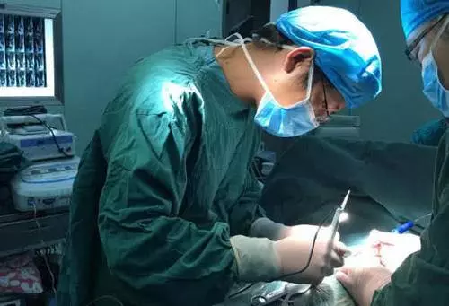醫生做手術時,為何用布「蒙著」患者?只露出一個洞,有3大原因...