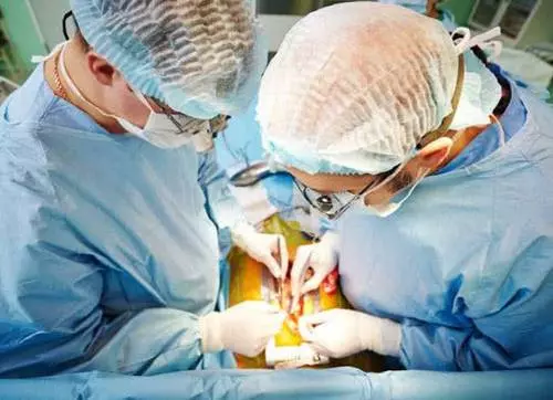 醫生做手術時,為何用布「蒙著」患者?只露出一個洞,有3大原因...