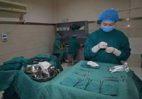 醫生做手術時,為何用布「蒙著」患者?只露出一個洞,有3大原因...