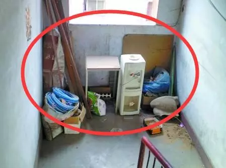 家裡門口不要這樣裝修,師傅一看說我腦進水,難怪我家會越住越窮!!