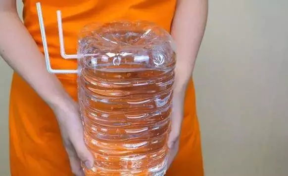 空寶特瓶不要仍!插上2根吸管「省錢又實用」超猛!用途鄰居看了紛紛效仿!