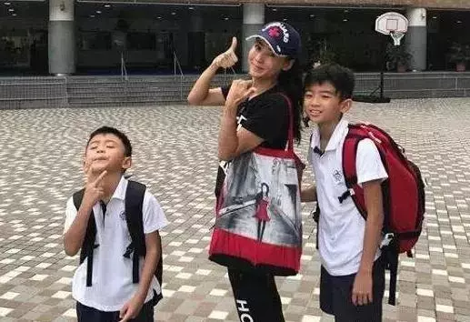 (張柏芝這些照片,謝霆鋒一定不敢看,網友:忍不住落淚!