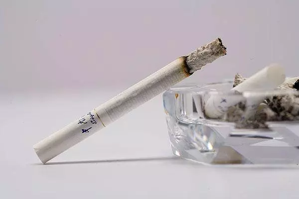床頭邊不要放這4種東西,第二個太常見,影響睡眠還傷身,快看你家有嗎