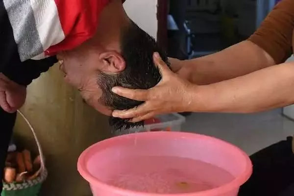 老公沒有雙臂,老婆沒有雙腿,卻讓網友很羨慕:「兩個人在一起什麼都能做到」