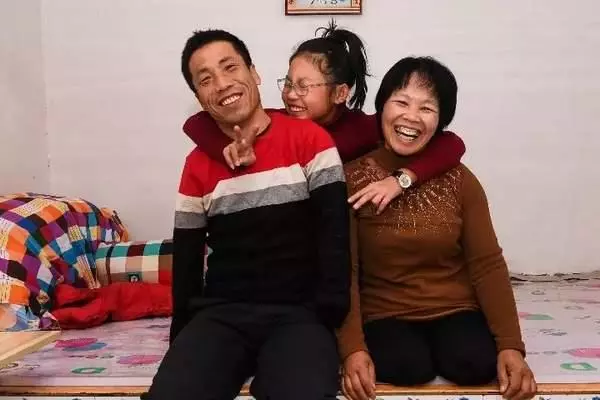 老公沒有雙臂,老婆沒有雙腿,卻讓網友很羨慕:「兩個人在一起什麼都能做到」